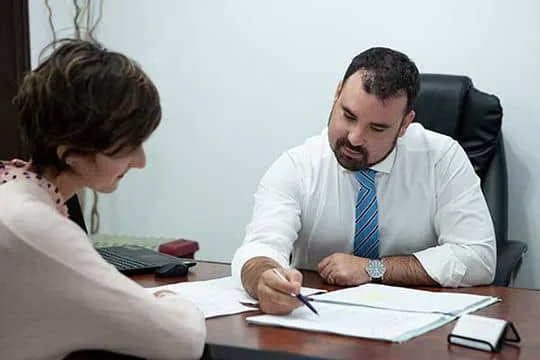 Abogado laboral asesorando a una clienta en Donostia - San Sebastián